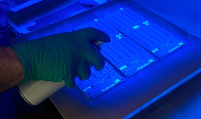 Why is the atomised spray technique good for conformal coatings?